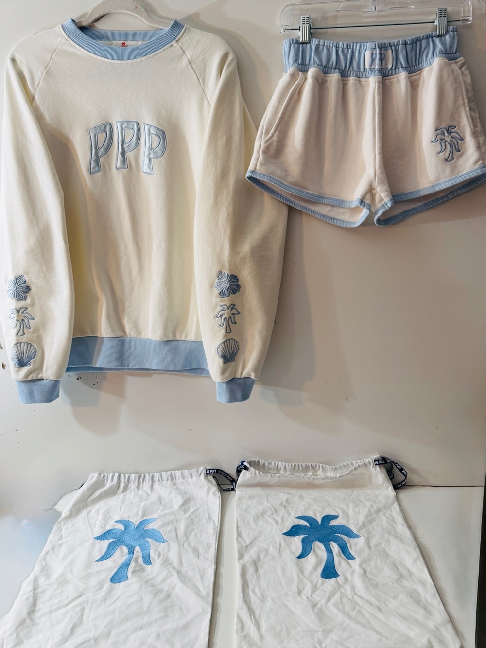 PINK PALM PUFF 2 PIECE SET! SOLD OUT EVERYWHERE! NEW WITH ORIGINAL PACKAGING! - Picture 2 of 6